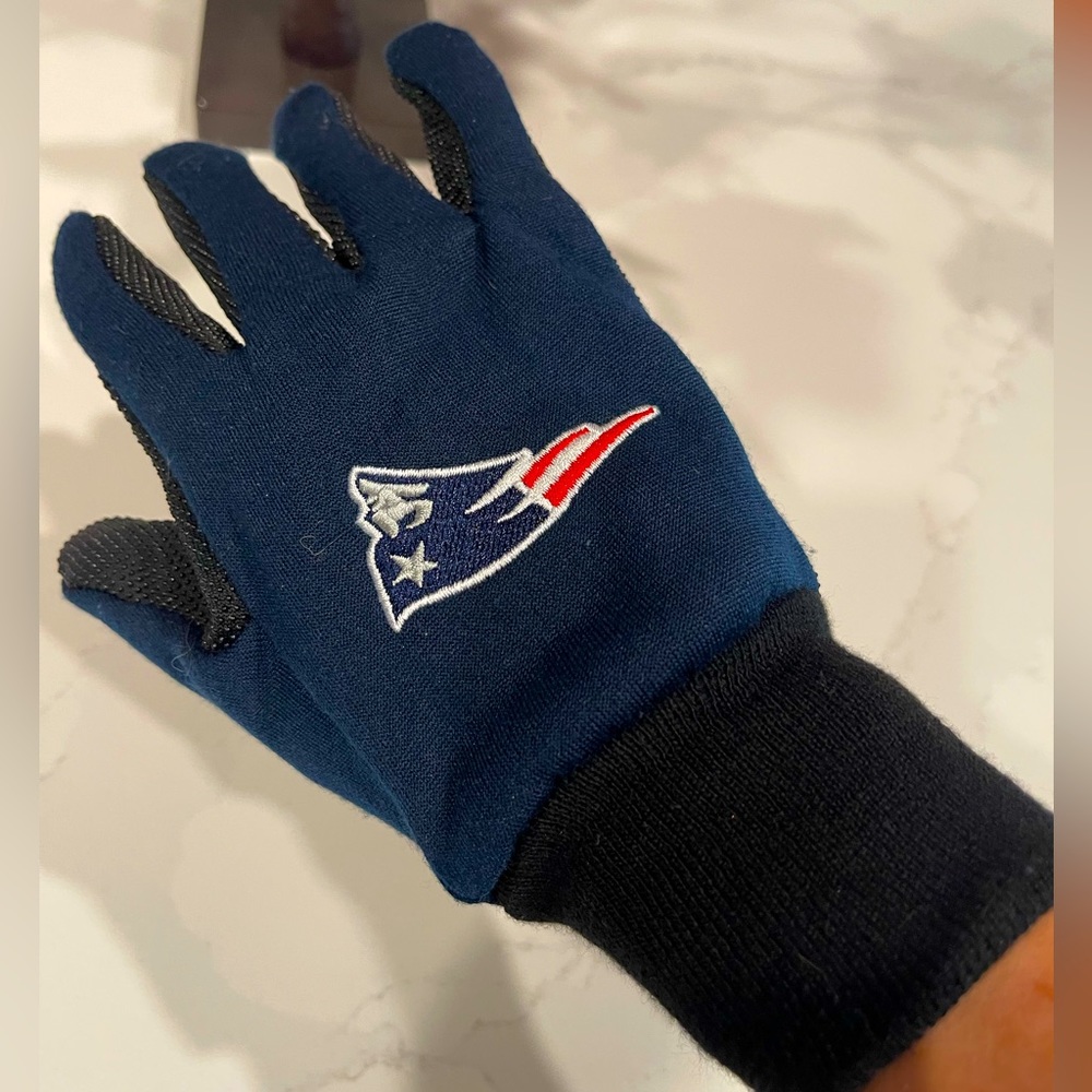 NFL LADIES NEW ENGLAND PATRIOTS GLOVES NWOT